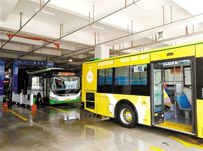 市區公交實現自動化清洗：3分鐘，一輛公交車洗完“澡”